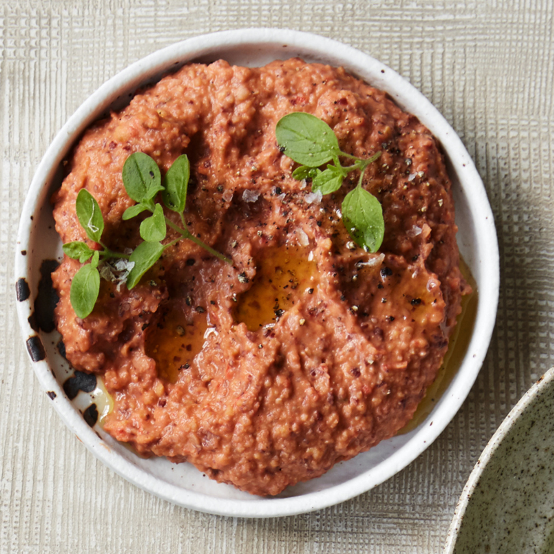 Rød bønnepuré med peberfrugter, løg, tomat og oregano