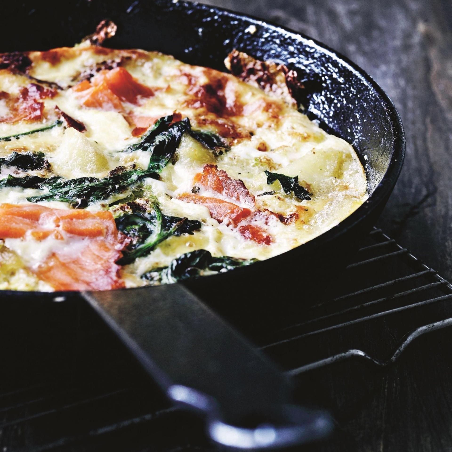 Æggekage med kartofler, spinat og varmrøget laks