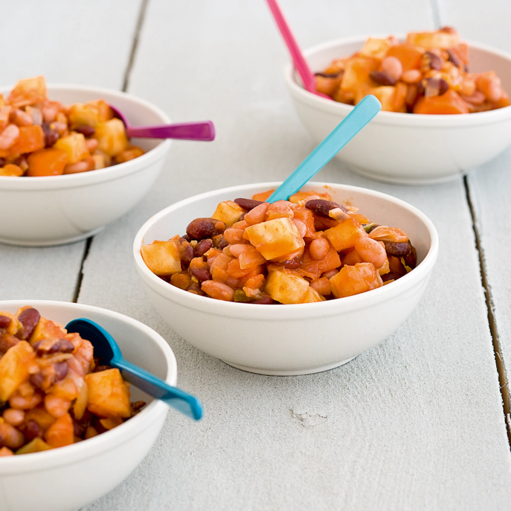 Stærke bønner med grøntsager og mynteyoghurt