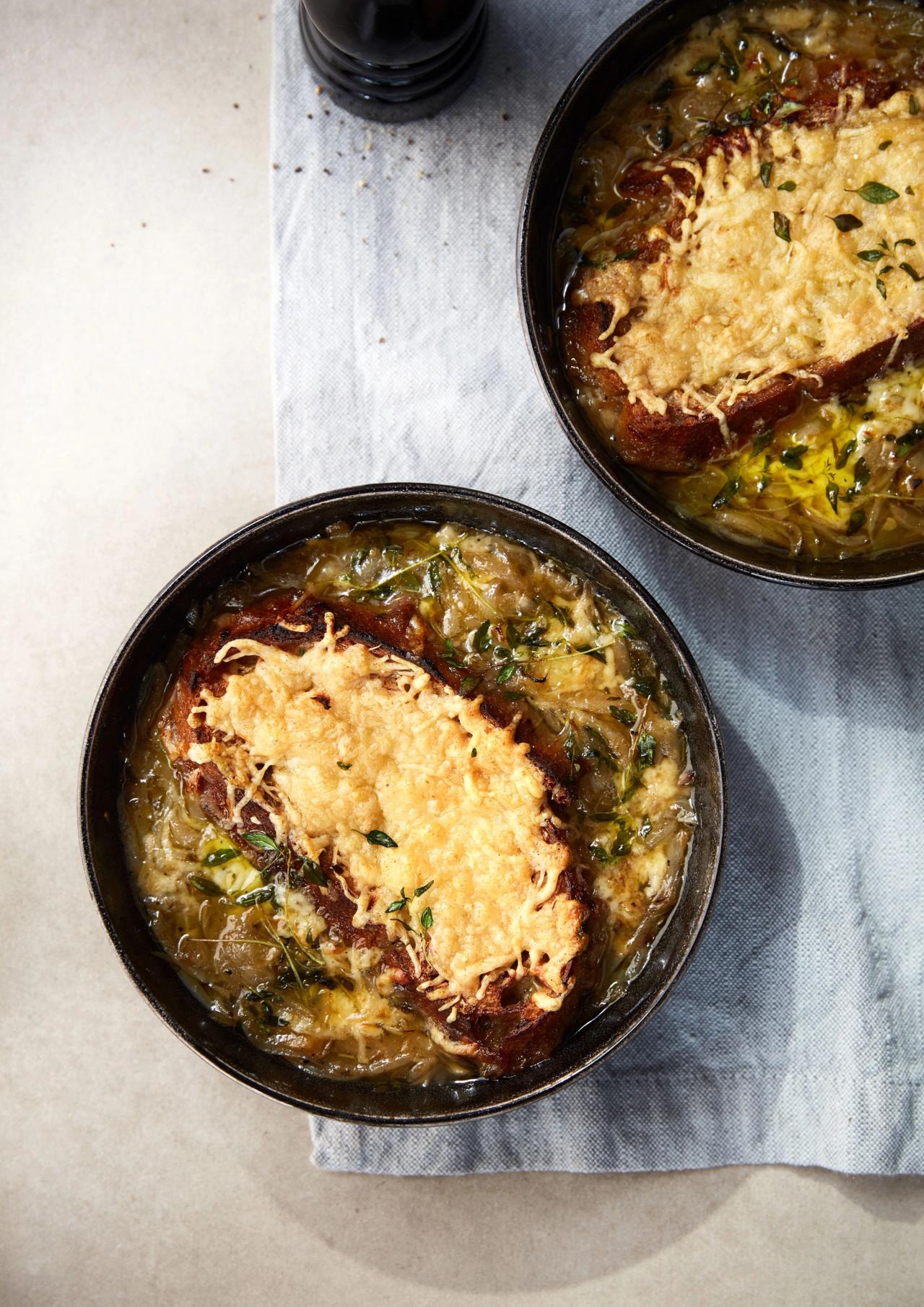 Løgsuppe med gratineret brød