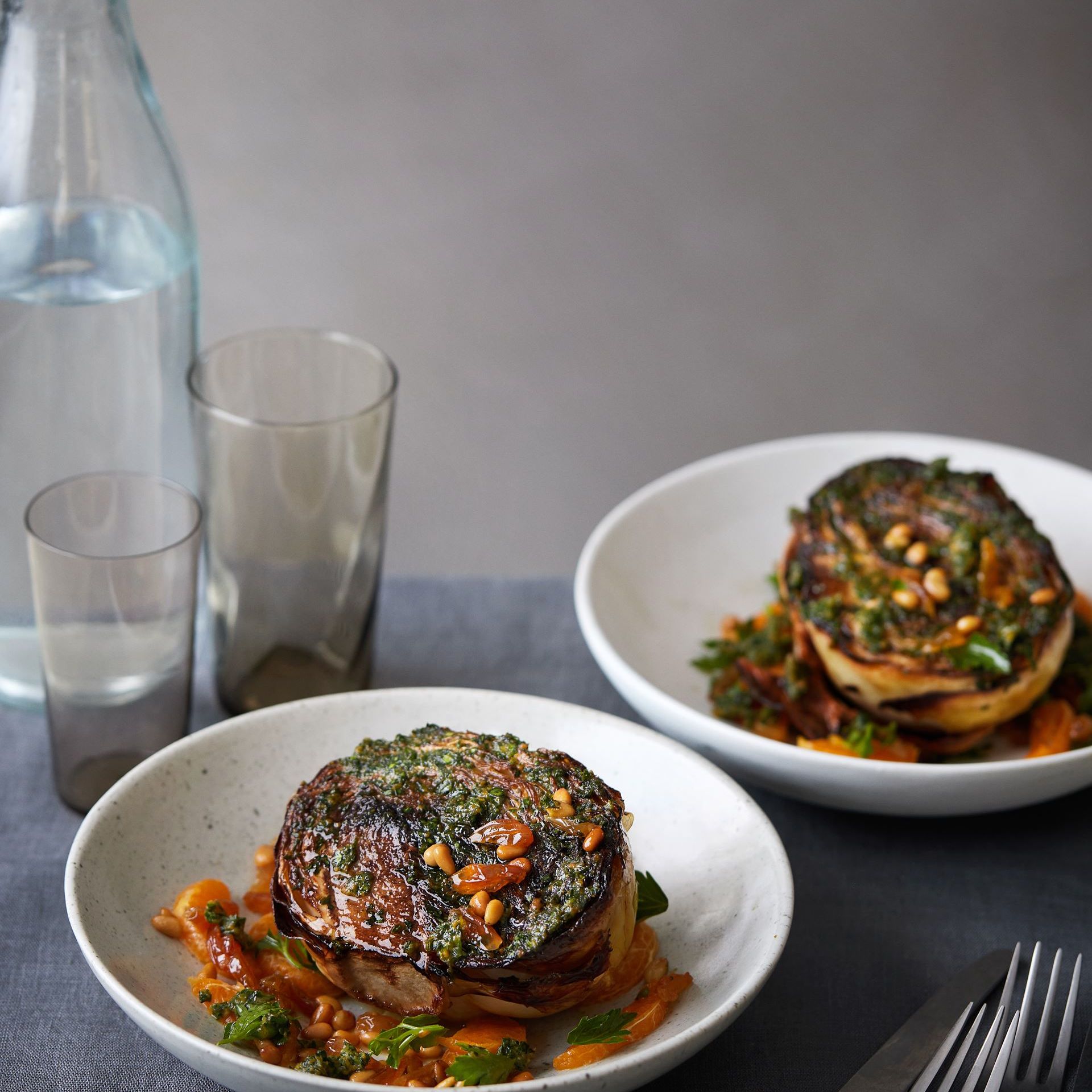 Bagt hvidkål med persille-misosmør, hvide rosiner, klementiner og pinjekerner
