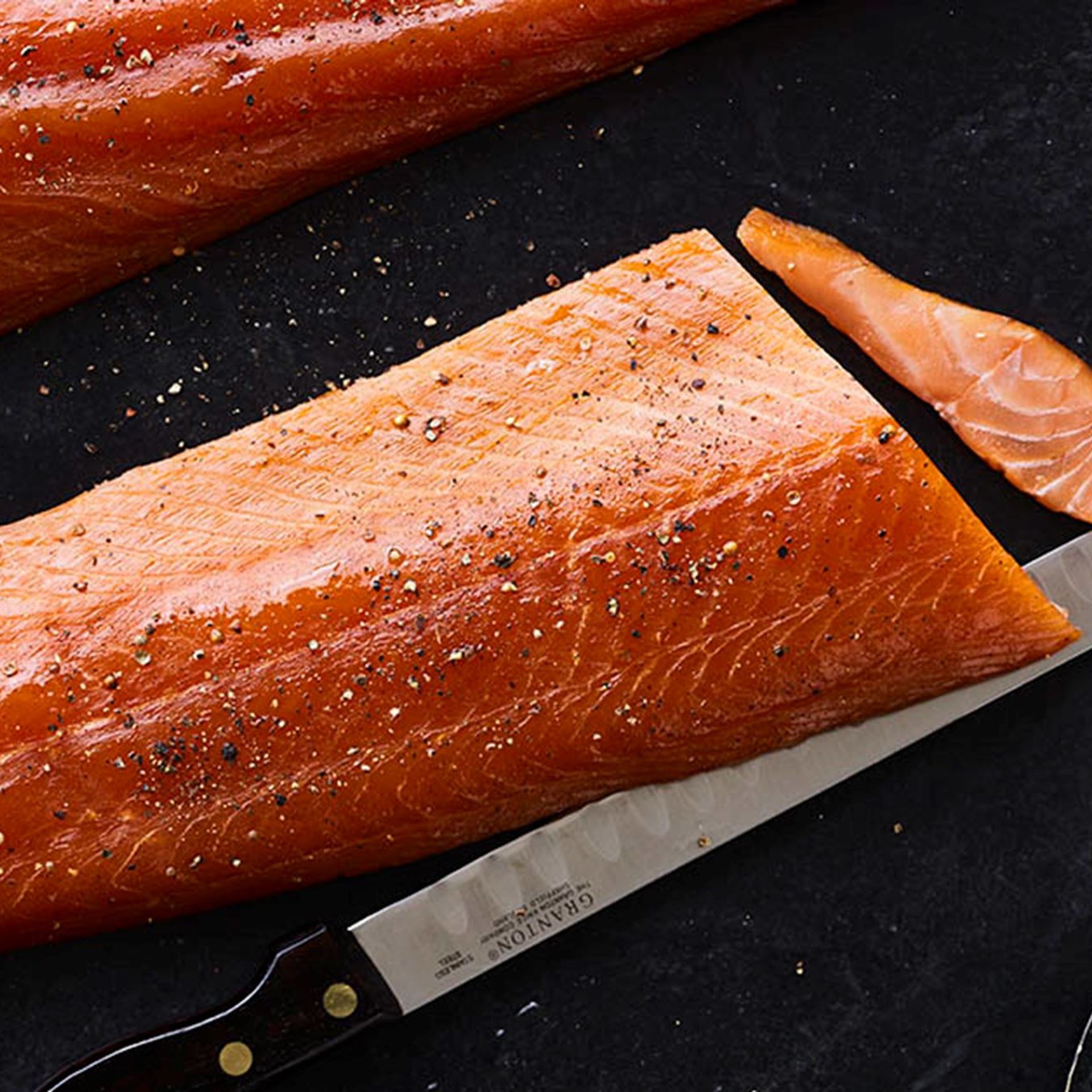 Rimsaltet laks med rødbedetatar