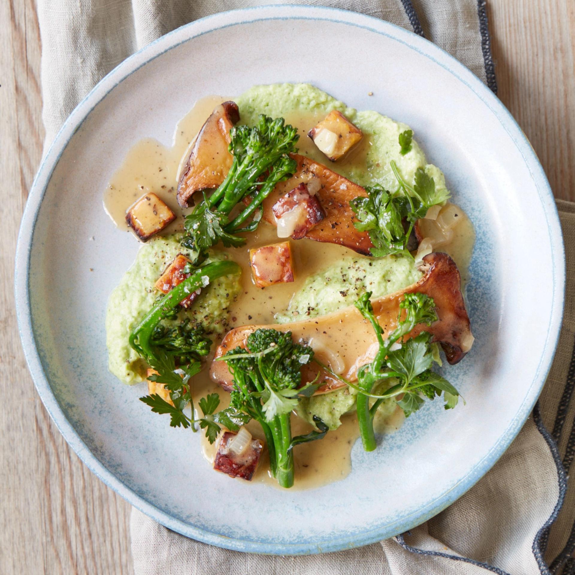 Lynstegt tempeh, kejserhatte og broccoli med broccolipuré og miso-æblesauce