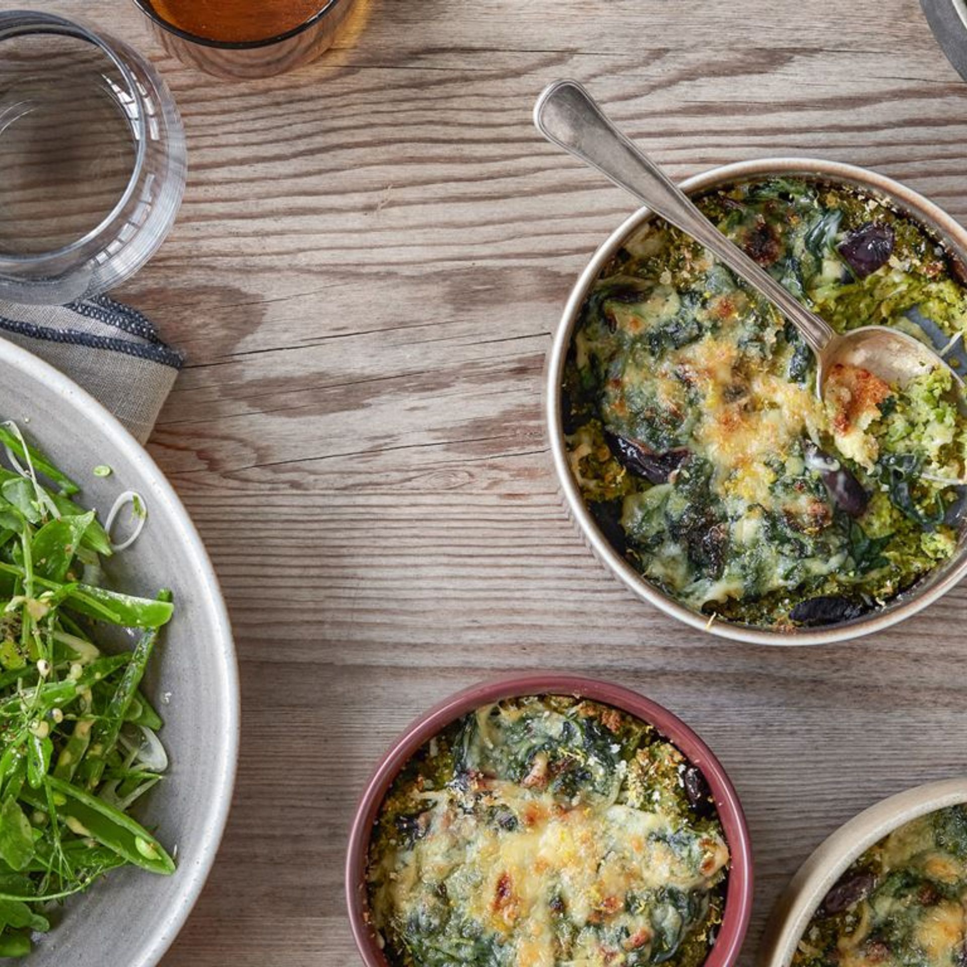 Gratineret kikærtefars med spinat, ærter og oliven