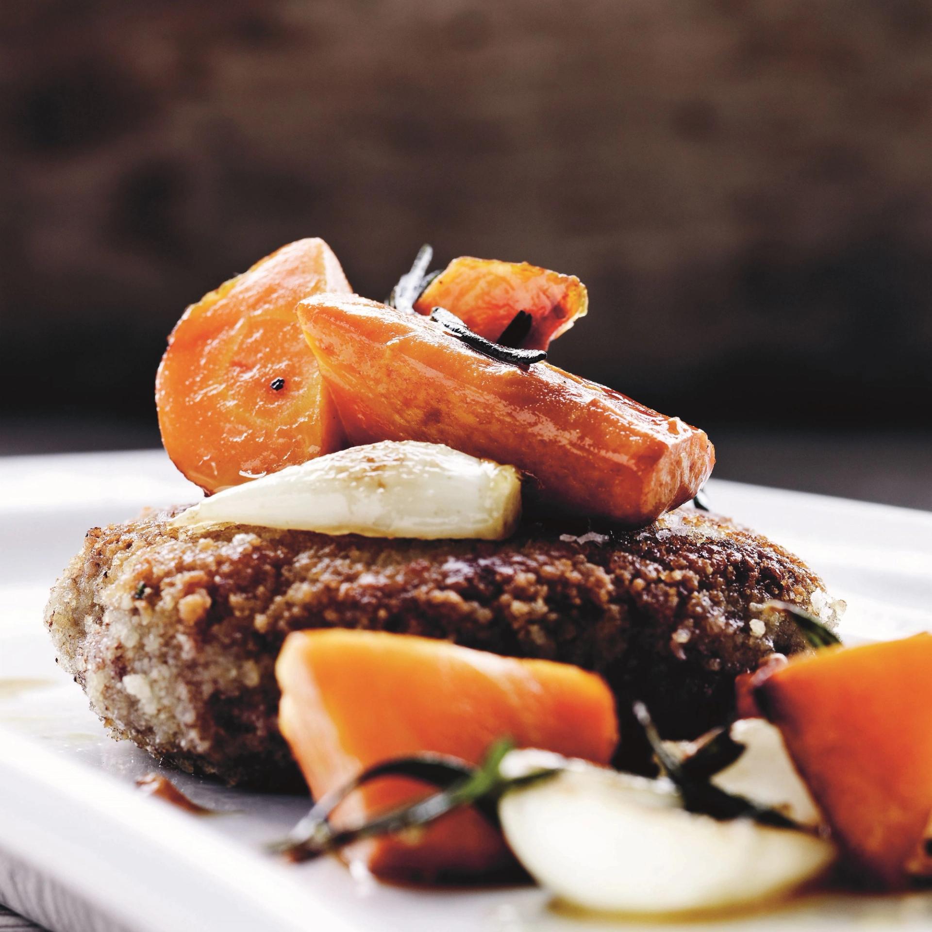 Karbonader med glaserede gulerødder og perleløg