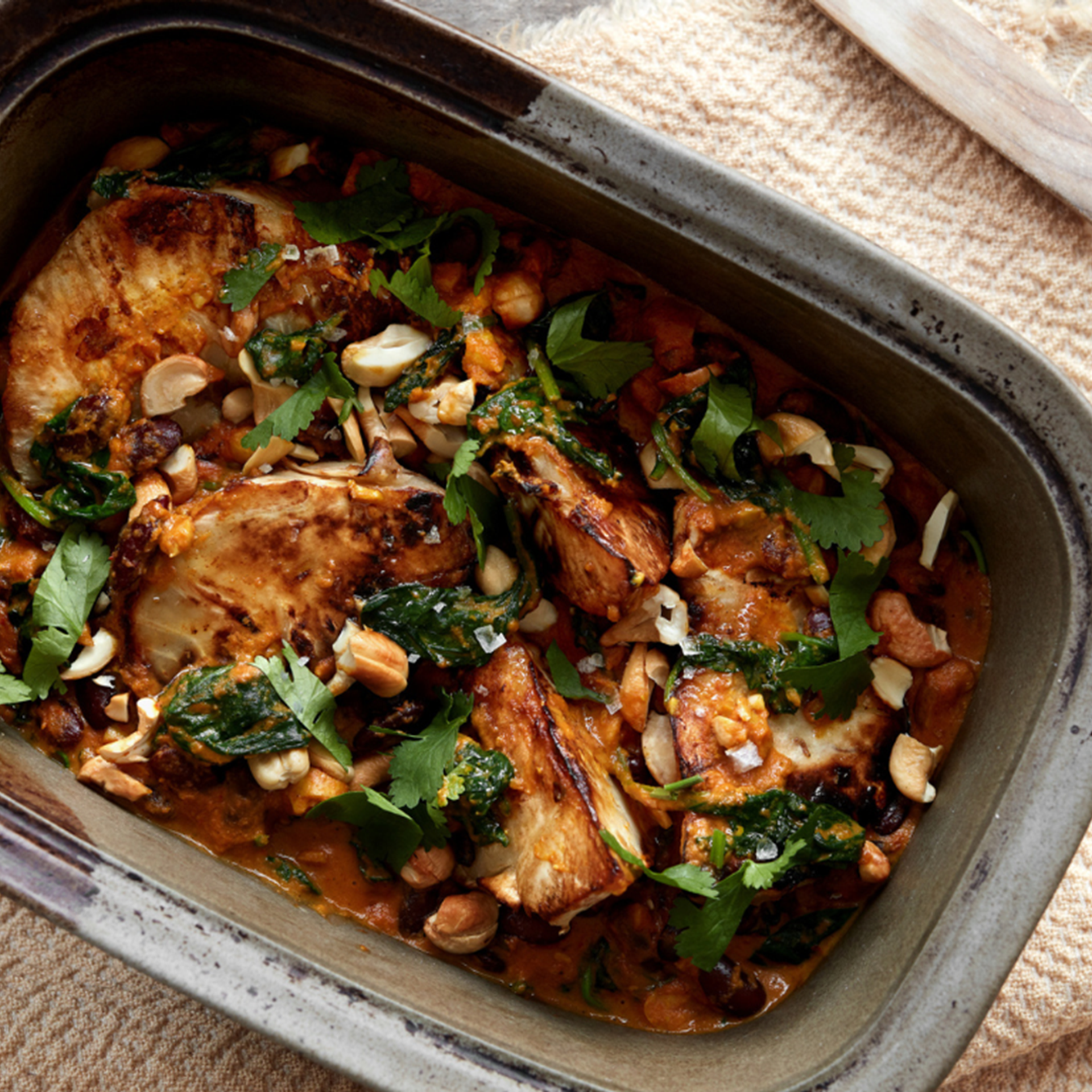 Bagt knoldselleri, kidneybønner og spinat i indisk tomat-cashewsauce