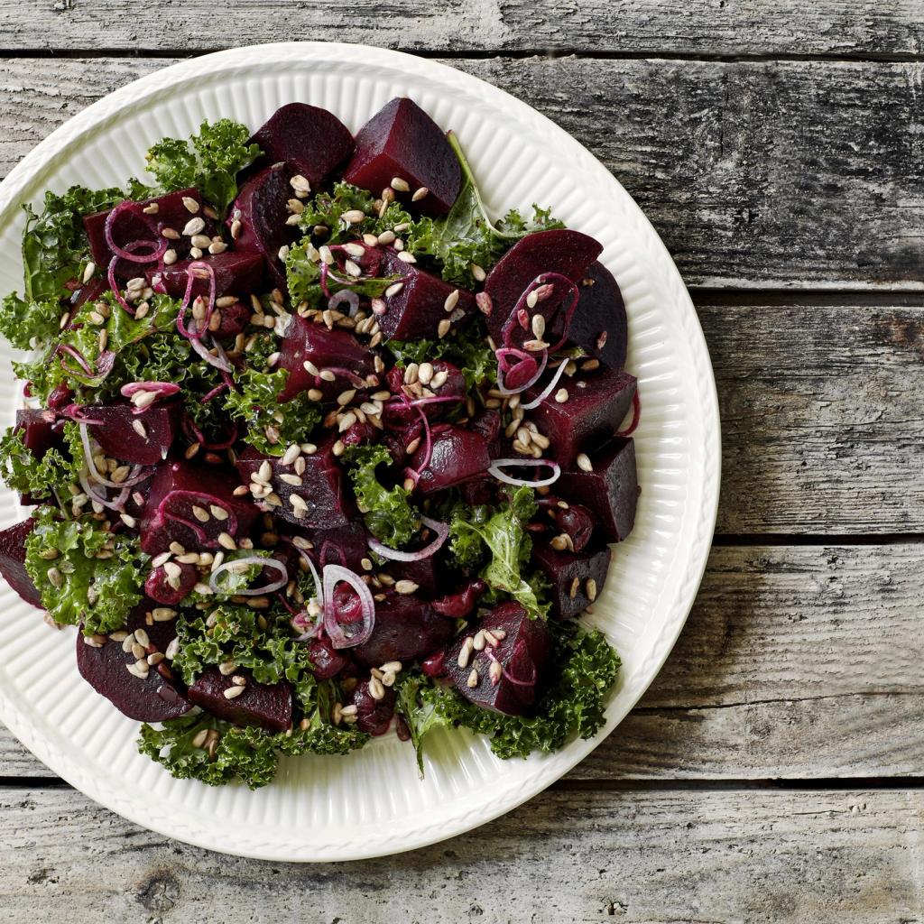 Salat med syltede rødbeder, grønkål og ristede kerner