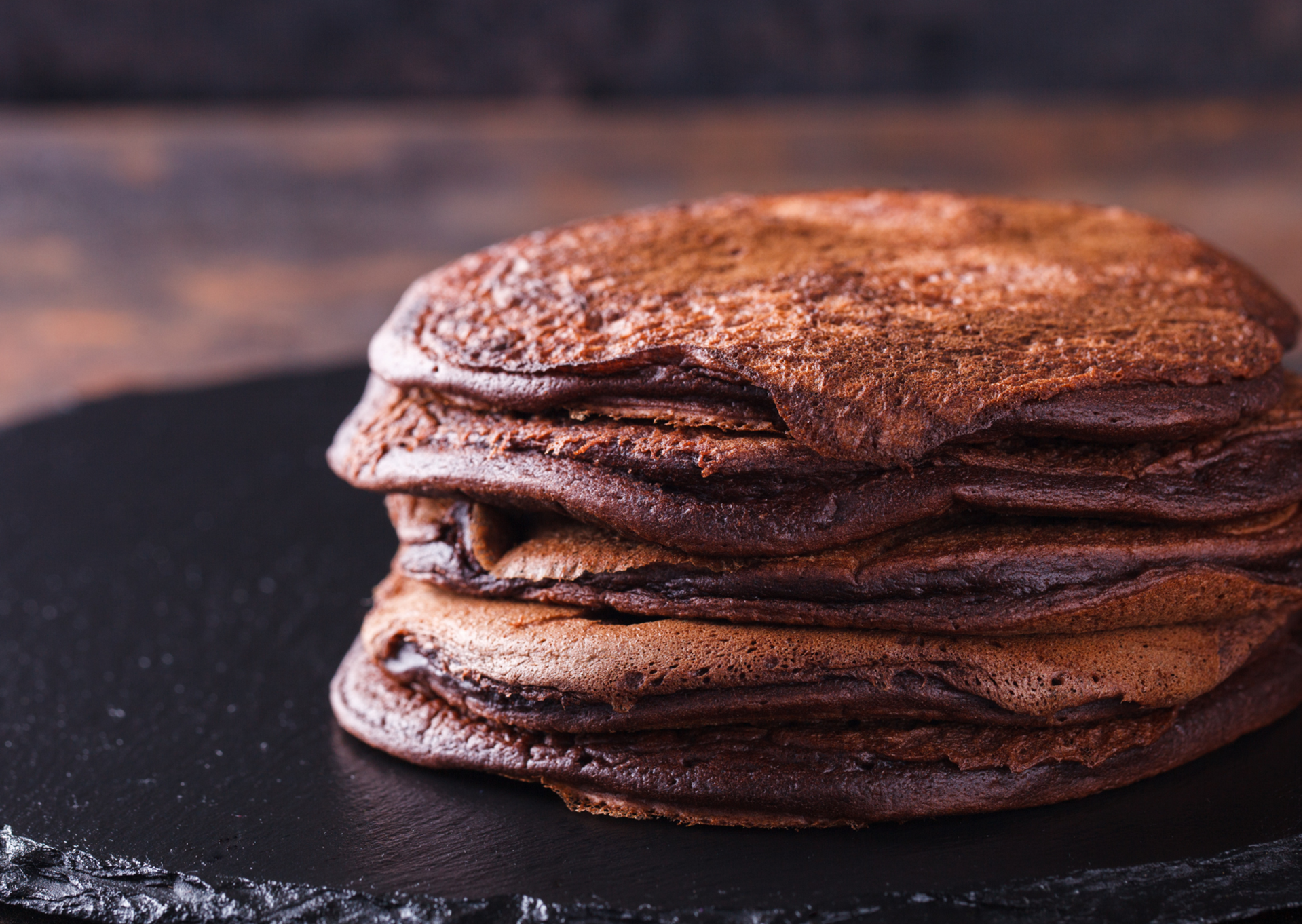 Chokoladepandekager med chokoladesovs