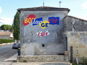 Collage av bokstaver på endevegg, «BOUlanGErie, CAFÉ». Foto: Tristan Etienne.