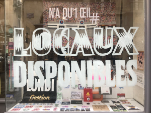 «N’A QU’1 ŒIL# LOCAUX DISPONIBLES», skiltmaling på glass. Foto: Tristan Etienne.