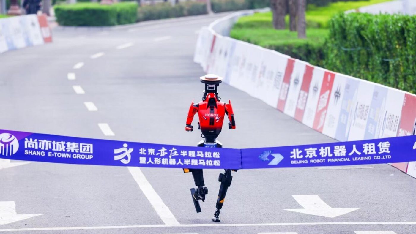 Robot Humanoid China Pecahkan Rekor Maraton, Kalahkan Manusia dengan Mudah