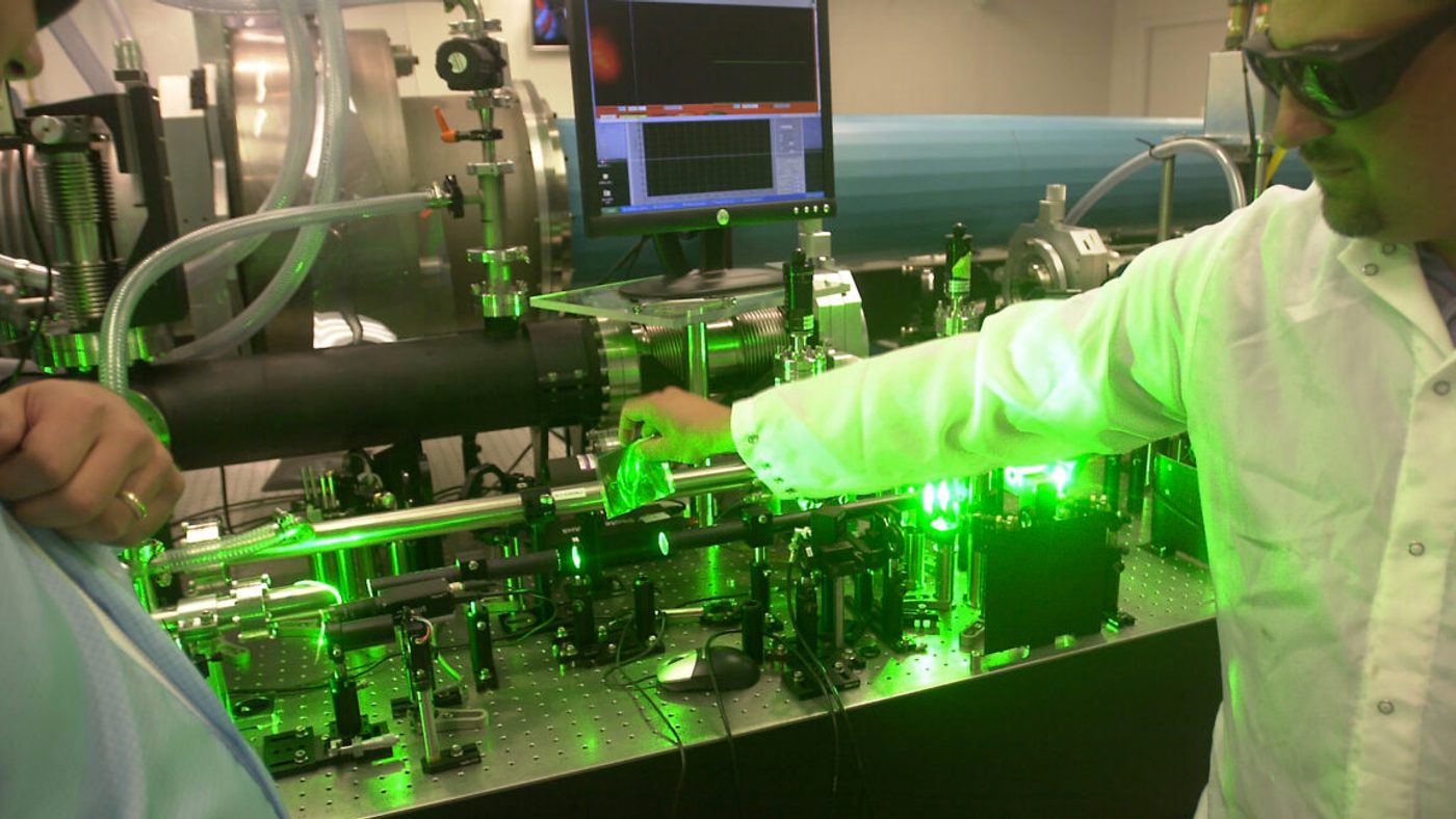 Sehari Jadi Ilmuwan Laser: Begini Rasanya Menembakkan Laser Terkuat di Amerika