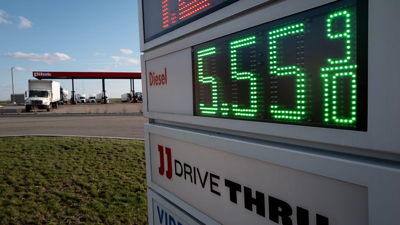 Kenapa Harga Bensin di AS Naik Padahal Produksi Minyak Dalam Negeri Rekor?