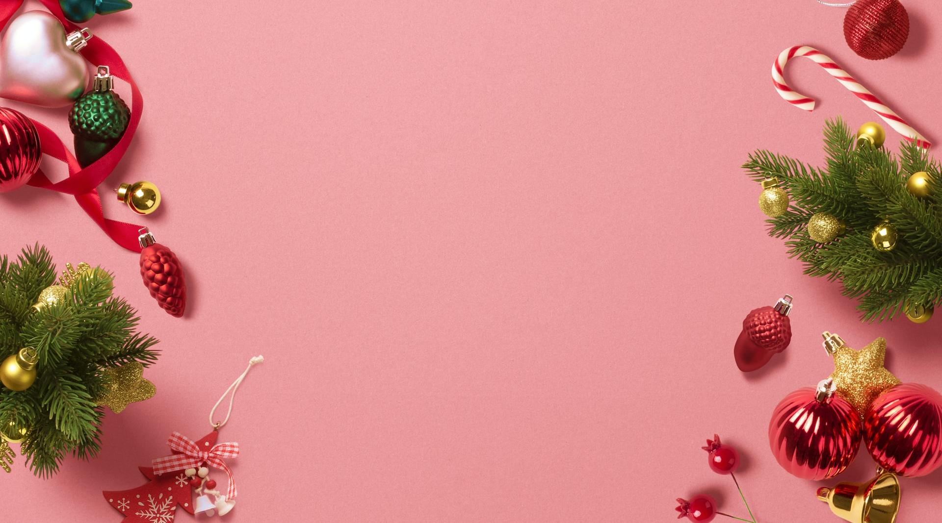Juledekorasjoner på en rød bakgrunn