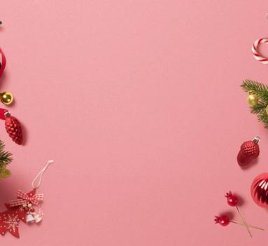 Juledekorasjoner på en rød bakgrunn