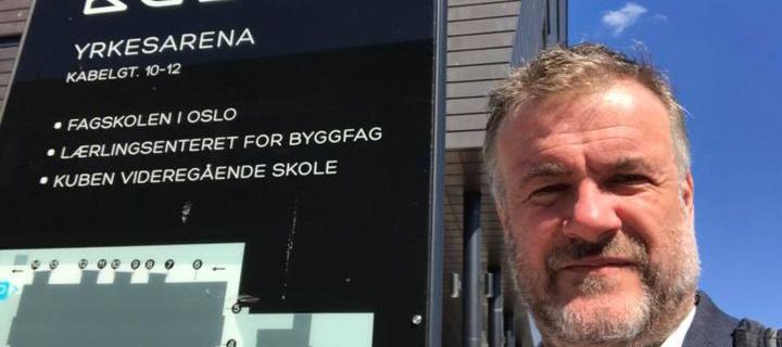 Leder Nasjonalt fagskolerådet, Arvid Ellingsen foran Kuben Yrkesarena i Oslo.