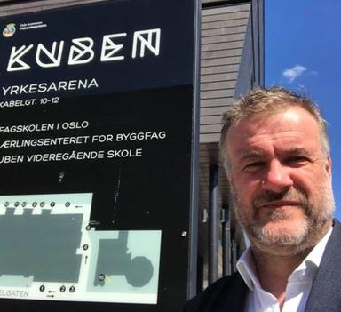 Leder Nasjonalt fagskolerådet, Arvid Ellingsen foran Kuben Yrkesarena i Oslo.