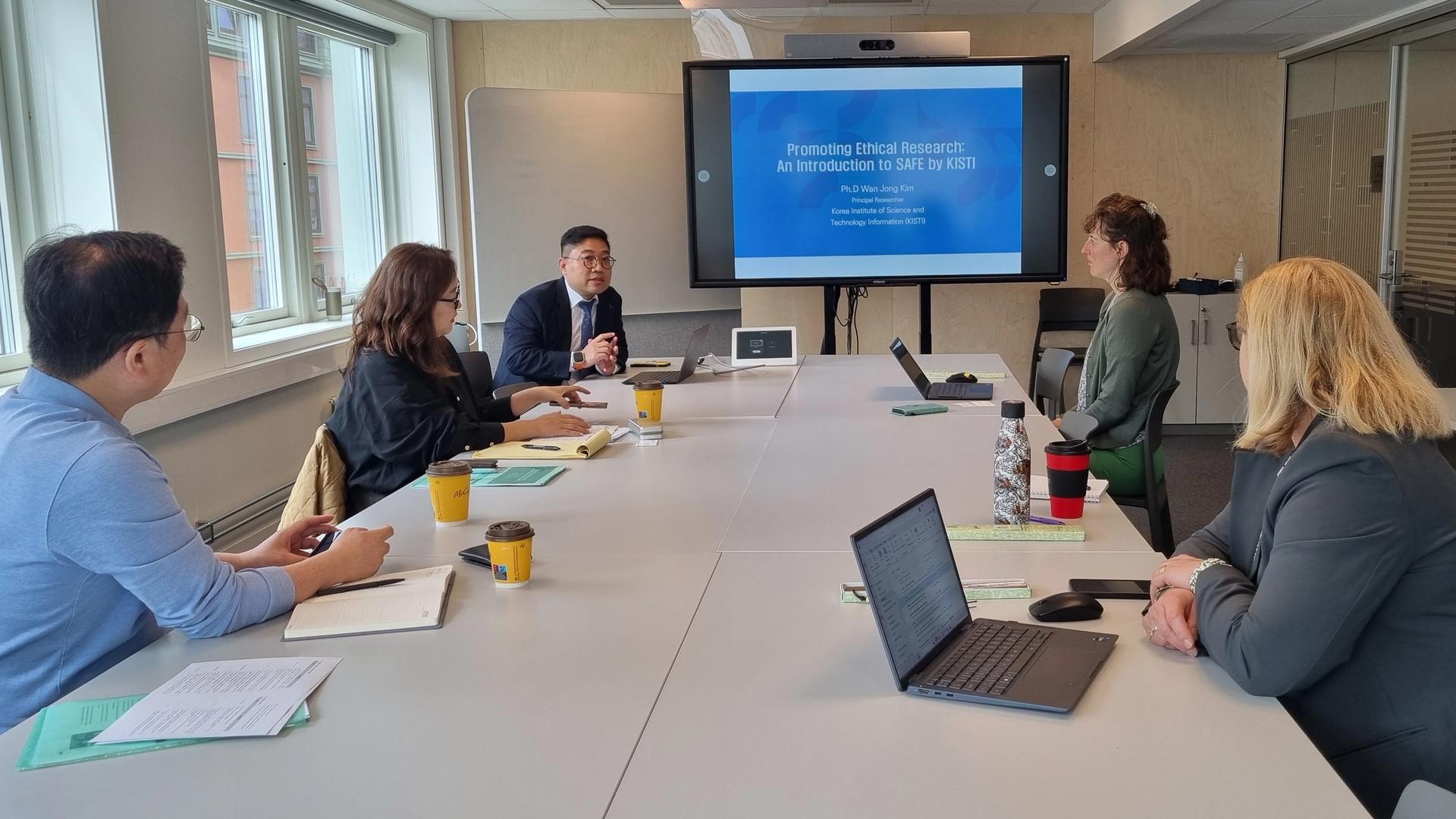 Bilde av Dr. Inho Hwang, Dr. Hyobin Lee, Dr. Wanjong Kim, seniorrådgiver Lena-Cecilie Linge og avdelingsleder Kristin Gåsemyr.