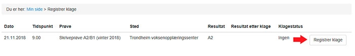 Bildet viser skjermbilde av hva som kommer opp når man har trykket på lenken for å registrere en klage. Det er tekst på siden som viser at man står på siden for å registrere klage på Min side. Deretter står det informasjon om dato, tidspunkt, prøve, sted, resultat, resultat etter klage og klagestatus. Det er lagt inn et eksempel på en skriveprøve som den innloggende personen har tatt. Ved siden av informasjonen om prøven, er det en hvit knapp hvor det står «Registrer klage». Det er en rød pil som peker på denne knappen.