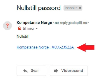 Bildet viser skjermbilde av hvordan e-posten kan se ut. Øverst står det «Nullstill passord», samt tekster som indikerer at du er i en e-postinnboks, e-postadressen e-posten er sendt fra (en no-reply-adresse fra adaptit) og knapper for å svare eller videresende e-posten. I e-posten står det «nullstill» etterfulgt av en lenke du skal trykke på. I bildet er det lagt til en rød pil som peker på lenken.