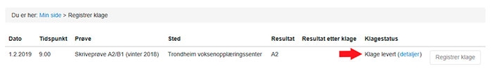 Bildet viser skjermbilde for siden registrering av klage. Det er tekst på siden som viser at man står på siden for å registrere klage på Min side. Deretter står det informasjon om dato, tidspunkt, prøve, sted, resultat, resultat etter klage og klagestatus. Det er lagt inn et eksempel på en skriveprøve som den innloggende personen har tatt. Det er en rød pil som peker på klagestatus, der det står "klage levert".