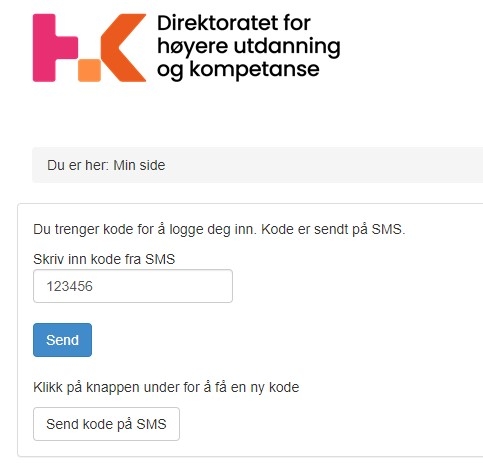 Bildet viser et skjermbilde av pinkode for å logge inn. Øverst er det en logo til Direktoratet for høyere utdanning og kompetanse. Så er det et lite, grått felt hvor det står «Du er her: Min side». Så kommer en tekst som forteller at du trenger en kode for å logge inn og at denne sendes på SMS. Det er et felt hvor du skal fylle ut koden, etterfulgt av en blå knapp hvor det står «Send». Under er det en hvit knapp, hvor det står «Send kode på SMS» og en veiledningstekst om at du kan trykke på knappen for å få en ny kode.