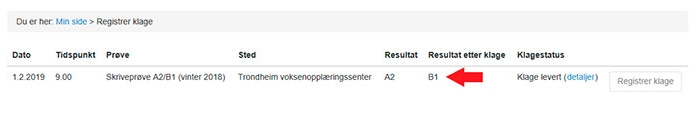 Bildet viser skjermbilde for siden registrering av klage. Det er tekst på siden som viser at man står på siden for å registrere klage på Min side. Deretter står det informasjon om dato, tidspunkt, prøve, sted, resultat, resultat etter klage og klagestatus. Det er lagt inn et eksempel på en skriveprøve som den innloggende personen har tatt. Resultatet på prøven i eksempelet er A2, og resultatet etter klage er B1. Det er en rød pil som peker på eksempelet på resultat etter klage.