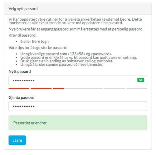 Bildet viser skjermbilde av hvordan det ser ut når man kommer til stedet man skal skrive inn et nytt passord. Først kommer det en tekst om sikkerhet, krav til passord og tips til valg av sterke passord. Under teksten er det felt hvor du skal taste inn passordet du ønsker å bruke. Det er to  felt, for at passordet skal skrives to ganger. I skjermbildet er det små stjerner, som indikerer at det er lagt til et passord. I feltet for nytt passord er det en liten grønn firkant, hvor det står «5+», under feltet er flere horisontale streker, hvor noen av strekene er røde (på venstre side) og noen er grå (høyre side). Disse viser hvor sterkt passordet er. Under de to feltene for å skrive passord, er det et grønt område, hvor det står «Passordet er endret». Nederst er det en blå knapp, hvor det står «Lagre».
