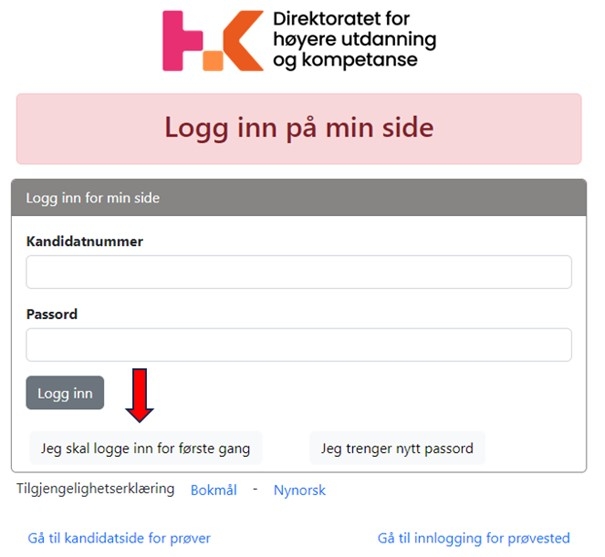 Bildet viser hvordan skjermbildet for innlogging ser ut. Øverst er logoen til Direktoratet for høyere utdanning og kompetanse. Deretter er det et rødt felt hvor det står "Logg inn på min side". Denne teksten gjentas på neste linje. Så er det felt hvor du skal fylle ut kandidatnummer og passord, etterfulgt av en grå knapp hvor det står logg inn. Under denne knappen er det to knapper. På den ene står det "Jeg skal logge inn for første gang", på den andre står det "Jeg trenger nytt passord". Det er en rød pil som peker på knappen for å logge inn for første gang. Under innloggingsfeltet er det lenker for tilgjengelighetserklæring på bokmål og nynorsk, kandidatside for prøver og innlogging for prøvesteder.