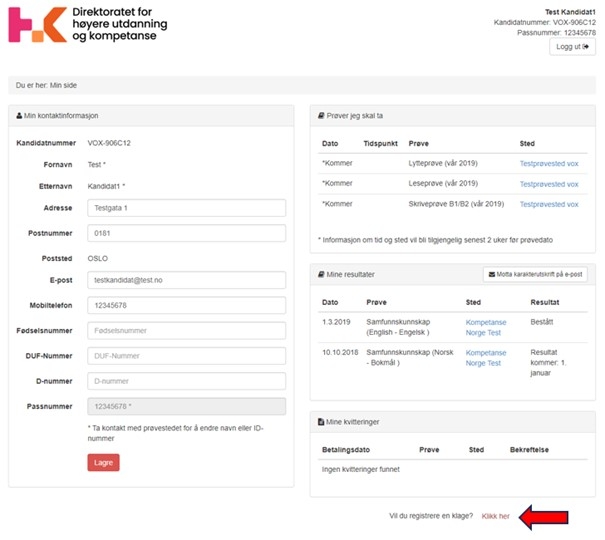 Bildet er et skjermbilde av alt du ser når du er logget inn. Øverst til venstre er logoen til Direktoratet for høyere utdanning og kompetanse. Øverst til høyre står informasjon om personen som er logget inn i eksempelet: Navn, kandidatnummer og passnummer, samt en knapp hvor det står «Logg ut». På venstre side er det et stort område hvor kontaktinformasjonen til personen som er logget inn står listet opp. Noe av informasjonen kan redigeres. Under kontaktinformasjonen er det en rød knapp hvor det står «Lagre». På høyre side er det tre områder. Her står først prøvene personen er registrert til, deretter resultatene på prøver som er tatt, med mulighet for å motta karakterutskrift på e-post, og til slutt kvitteringer for betaling. Nederst står det «Vil du registrere en klage» og en lenke hvor det står «Klikk her». Det er en rød pil som peker på denne lenken.