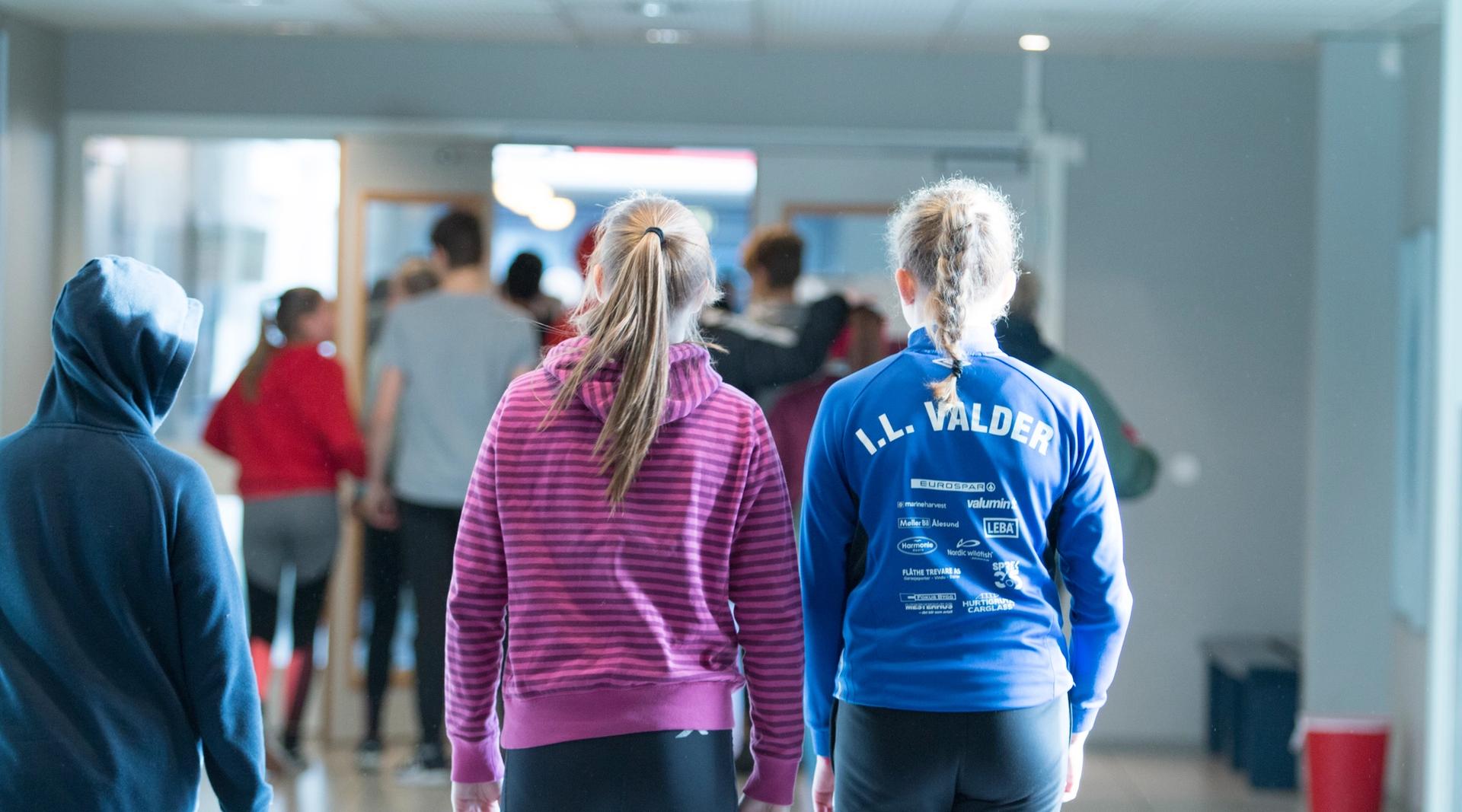Elever som går i gangen på skolen
