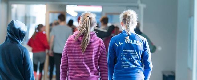 Elever som går i gangen på skolen