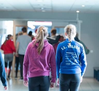 Elever som går i gangen på skolen