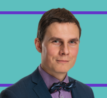Mann i blå dress i halvprofil.