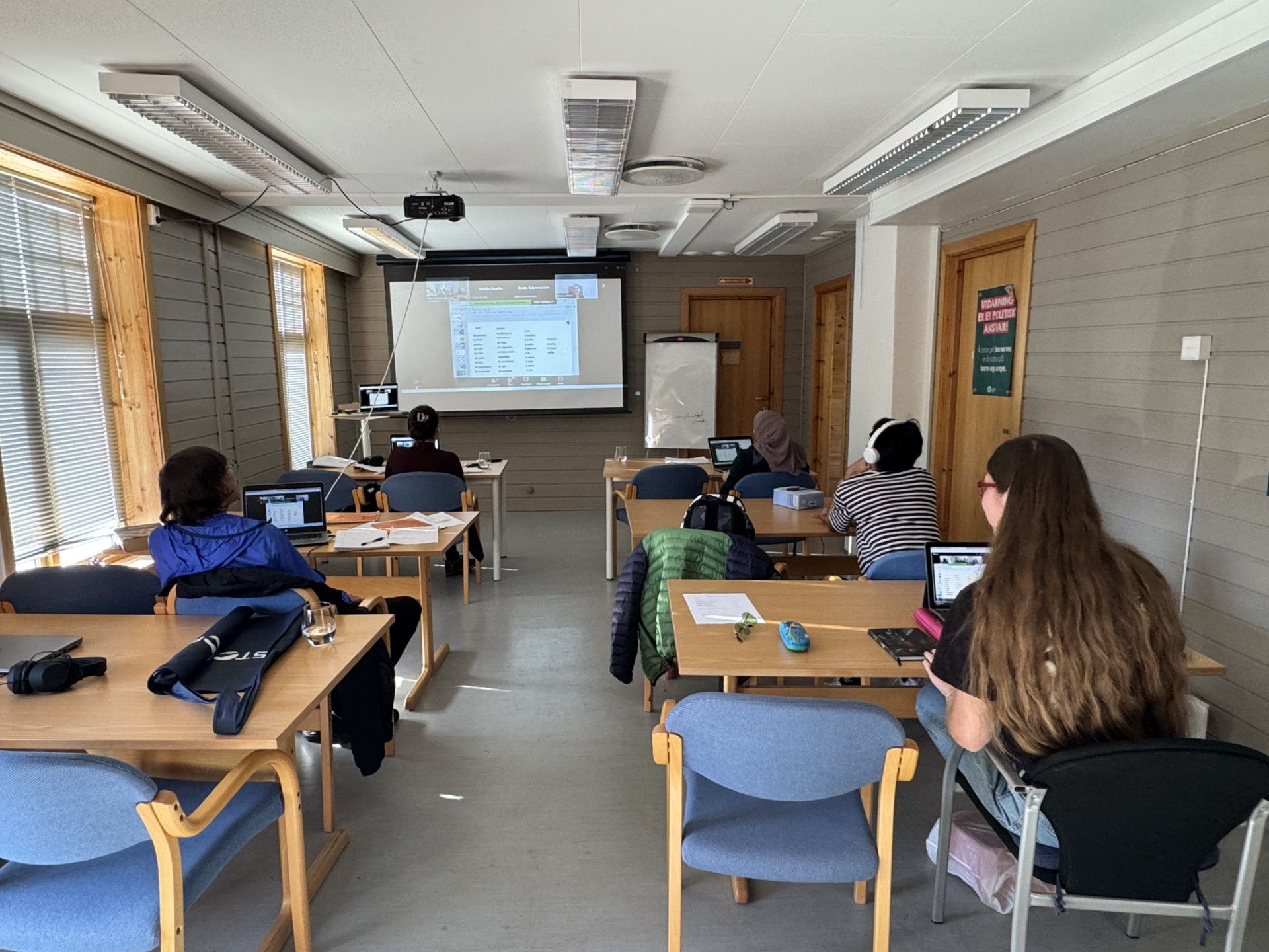 Klasserom med fem elever