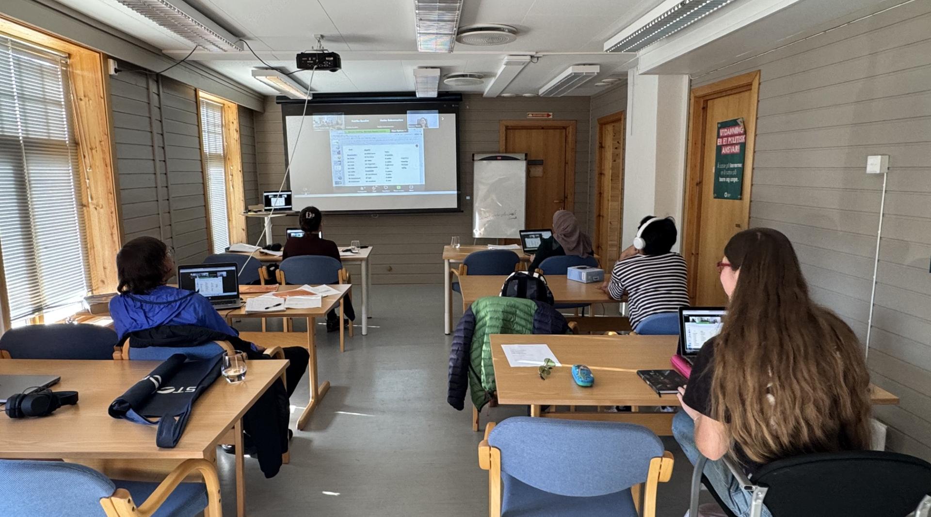 Klasserom med fem elever