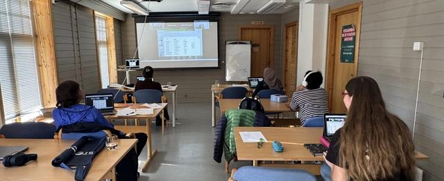 Klasserom med fem elever