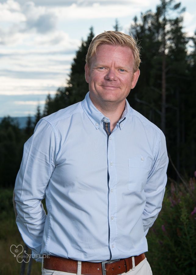 Mann i skjorte i halvprofil.