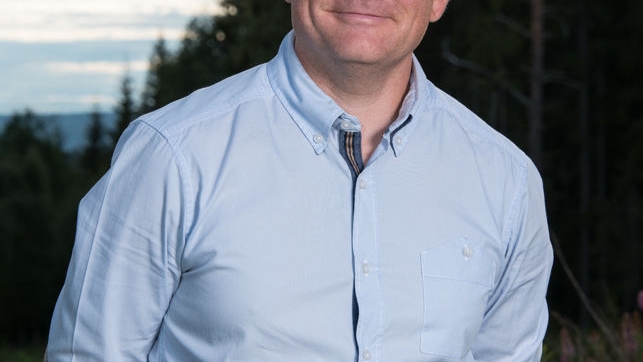 Mann i skjorte i halvprofil.