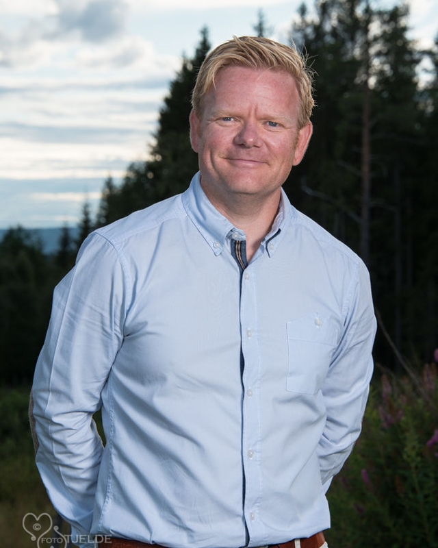 Mann i skjorte i halvprofil.