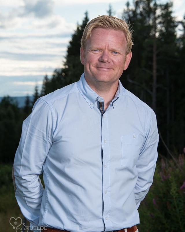 Mann i skjorte i halvprofil.
