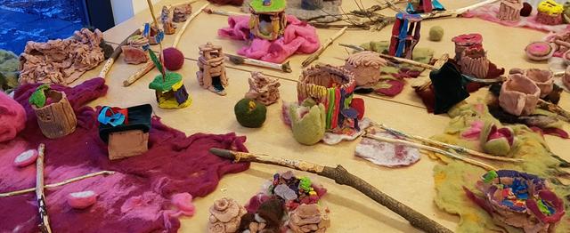 Bilde av ulike naturmaterialer som barna i en latvisk barnehage har samlet sammen. Ligger på et bord.