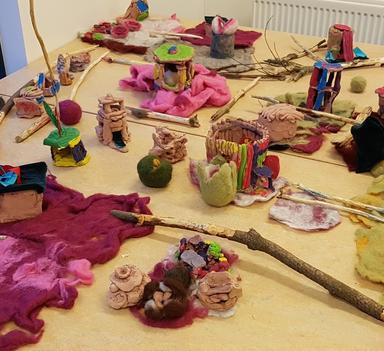 Bilde av ulike naturmaterialer som barna i en latvisk barnehage har samlet sammen. Ligger på et bord.