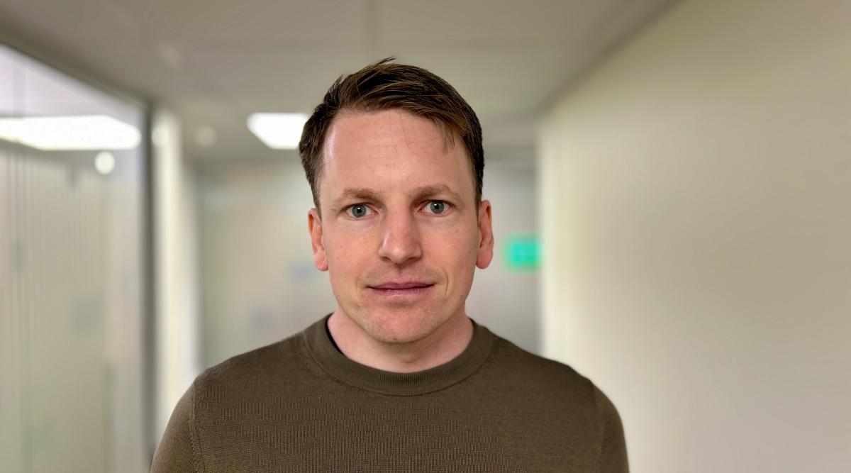 Mann som ser mot kamera