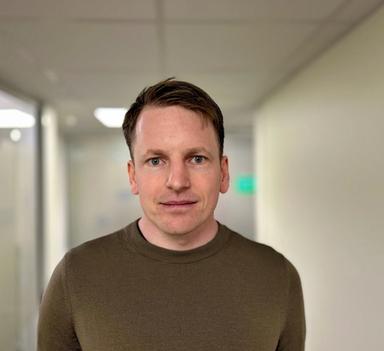 Mann som ser mot kamera