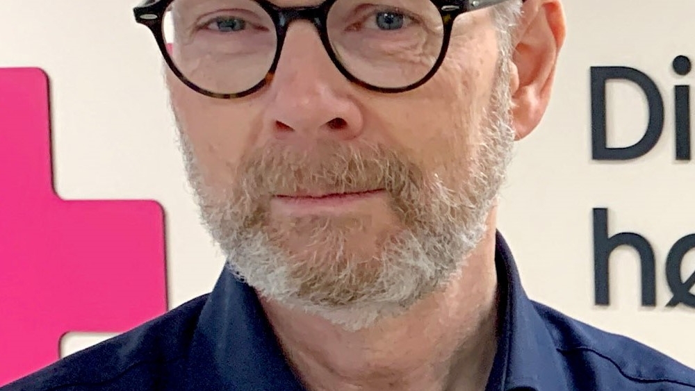 Portrettbilde av mann med briller