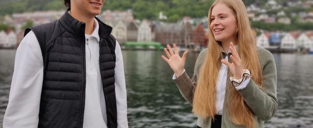 Theresa Schül og Nicholas «Nick» Giammichele med Bryggen i Bergen i bakgrunnen