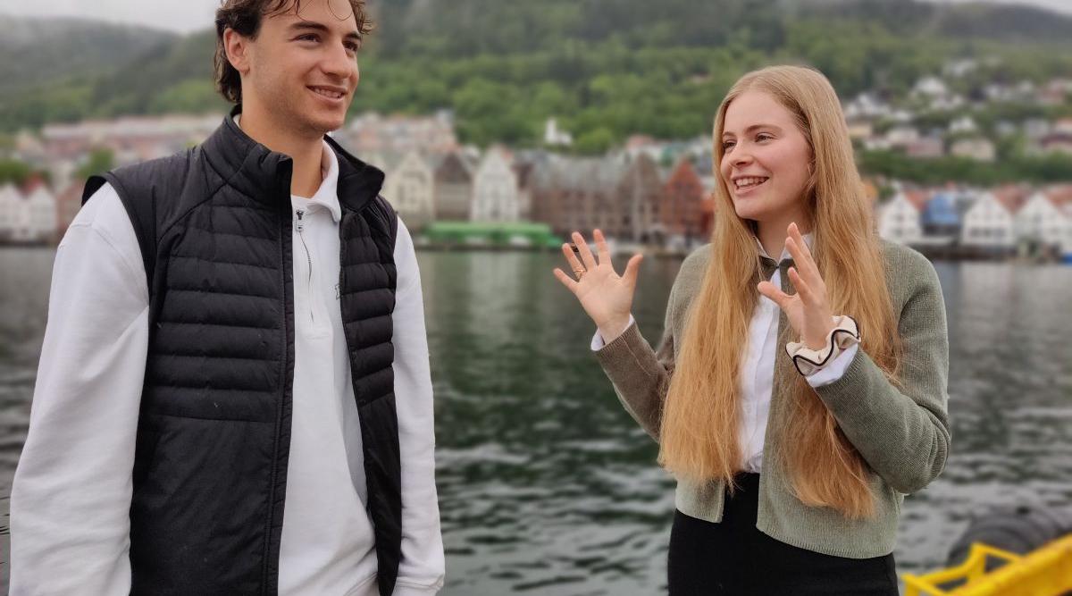 Theresa Schül og Nicholas «Nick» Giammichele med Bryggen i Bergen i bakgrunnen