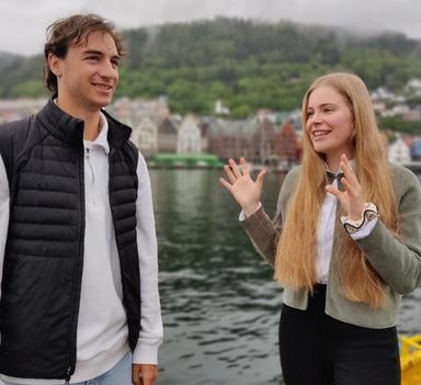 Theresa Schül og Nicholas «Nick» Giammichele med Bryggen i Bergen i bakgrunnen