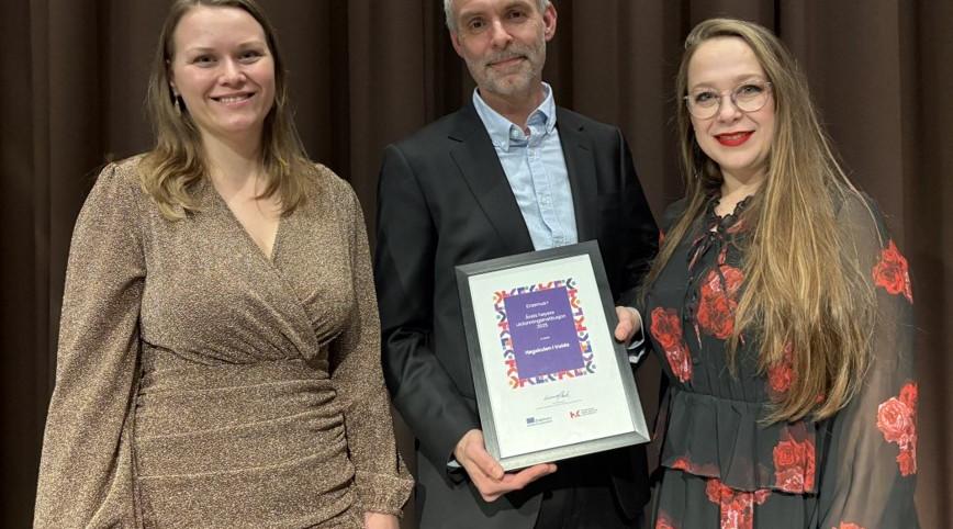 To kvinner og en mann på en scene.